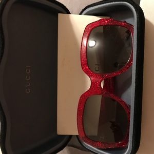 Women’s clothing / accessories